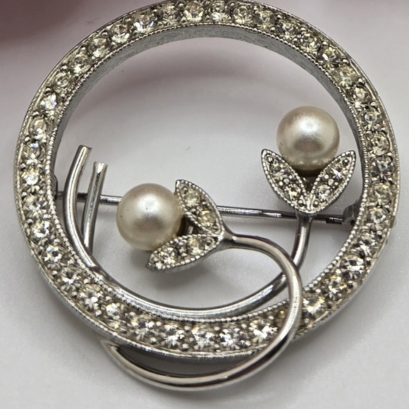 Unmarked Jewelry - Art Deco Style Brooch with Faux Pearls & Pavé Crystals Silver Tone 1 5/8" Square